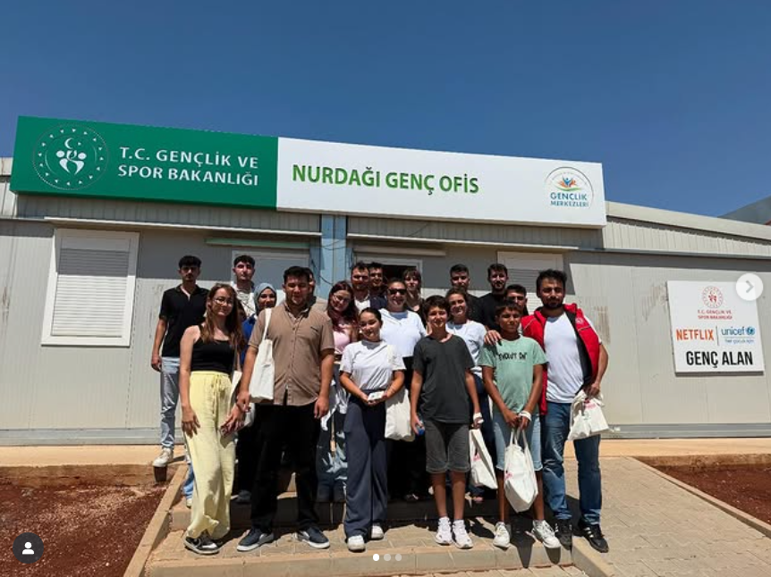  Nurdağı Genç Ofis’te gençlerle bir araya gelerek çini-Seramik atölyelerimizle İletişim ve Kriz Yönetimi eğitimlerimizi gerçekleştirdik. 