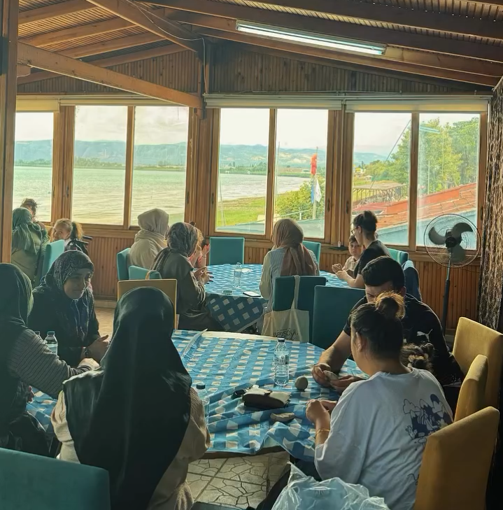 Engelsiz Sanat projemizin ilk etkinliği olan “Çiniyle Hayata Dokun” etkinliği için bir araya geldik.